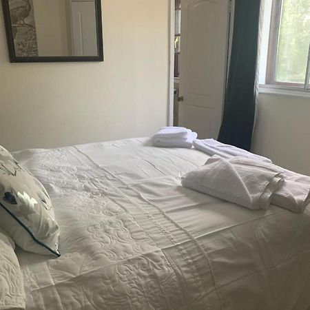 Hotel The Swan @ Stoford Exterior foto A bed with a duvet