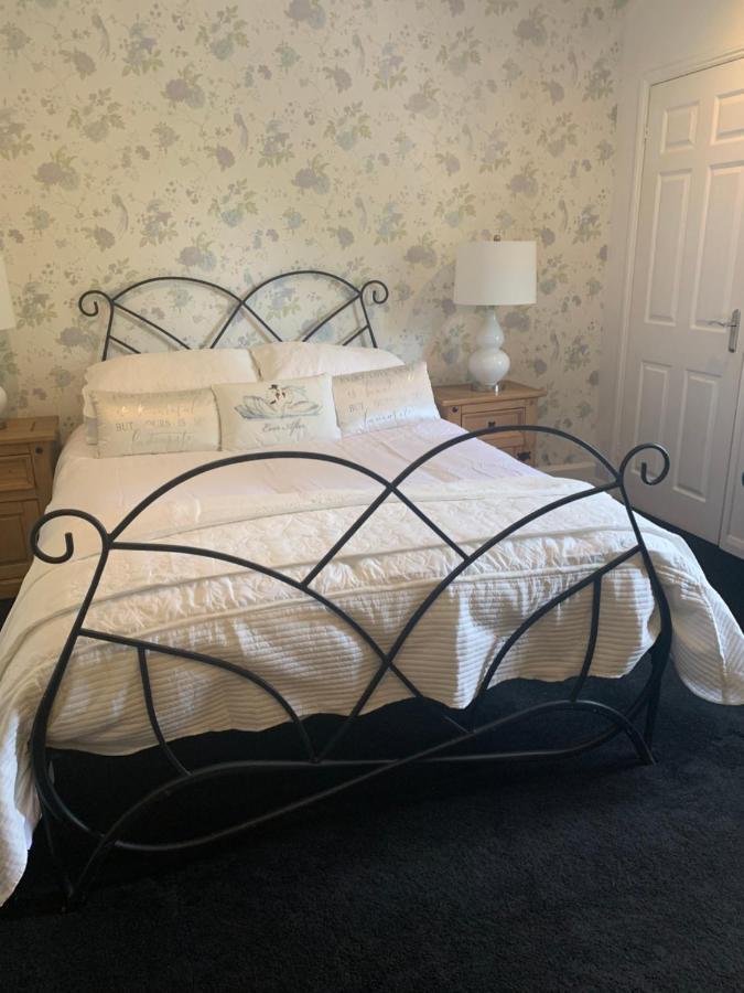 Hotel The Swan @ Stoford Exterior foto Wrought iron bed