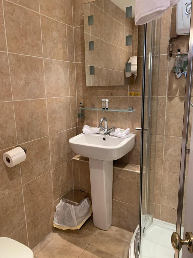 Hotel The Swan @ Stoford Exterior foto A modern bathroom
