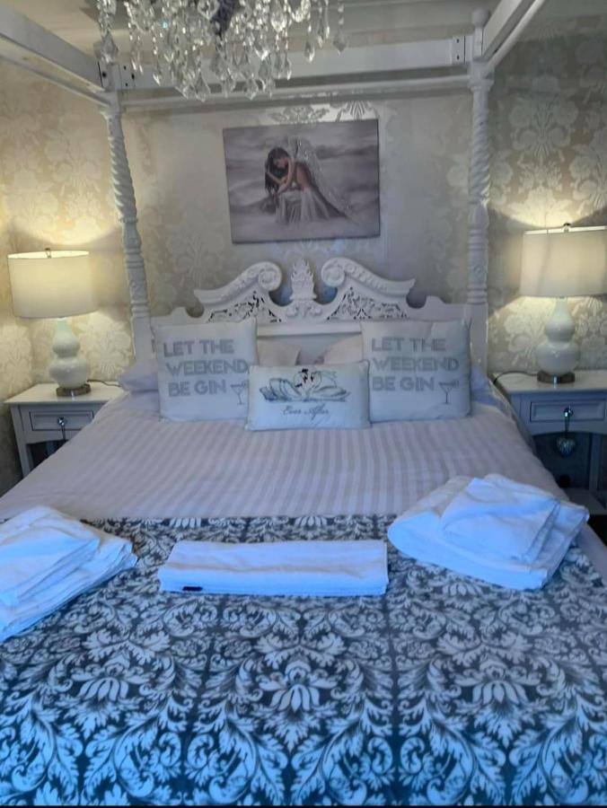 Hotel The Swan @ Stoford Exterior foto The wedding bed