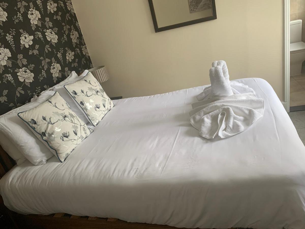 Hotel The Swan @ Stoford Exterior foto A bed with a duvet