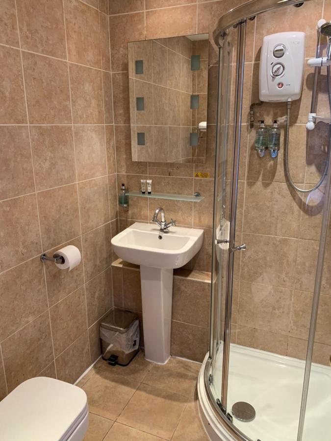 Hotel The Swan @ Stoford Exterior foto A shower cubicle