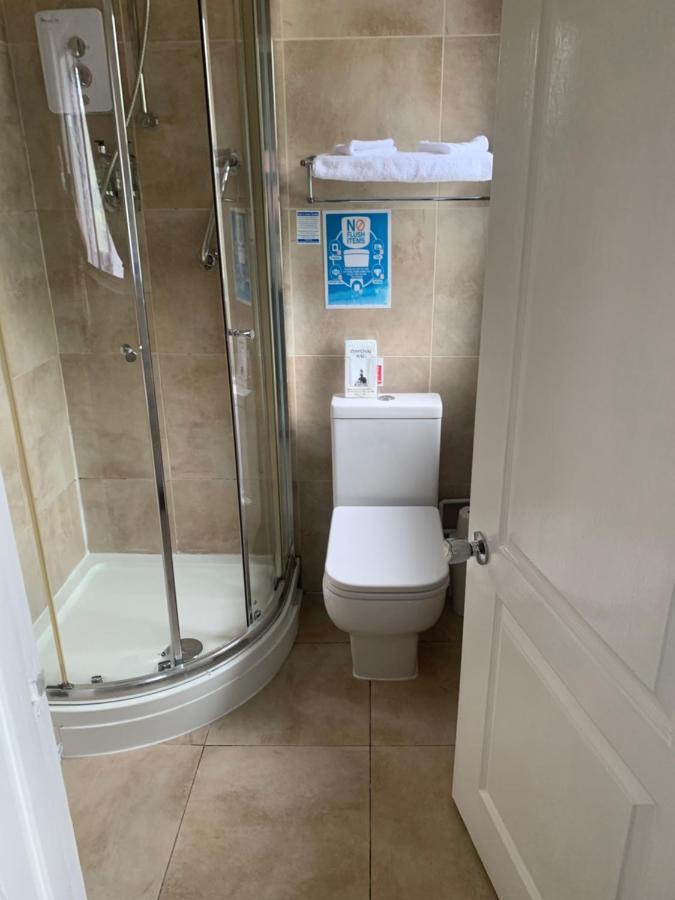 Hotel The Swan @ Stoford Exterior foto A shower cubicle